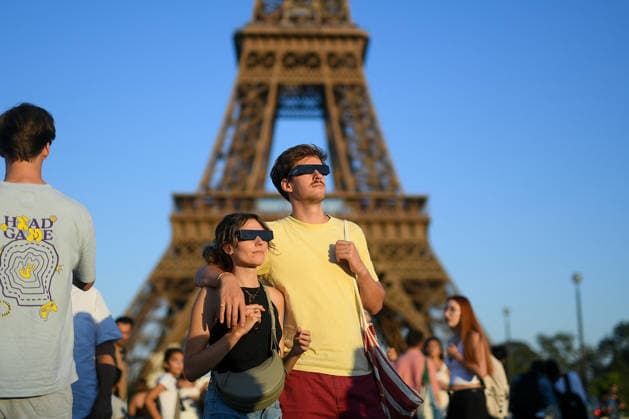 People Watch Solar Eclipse - Paris People near the Tour Eiffel watch using solar eclipse viewing glasses as the moon fully passes over the sun s horizon during a partial solar eclipse in Paris on August 12, 2026. Photo by Lionel Urman ABACAPRESS.COM Paris Ile-de-France France  Copyright: xUrmanxLionel ABACAx