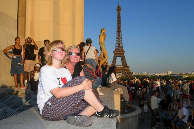 People Watch Solar Eclipse - Paris People on the Trocadero watch using solar eclipse viewing glasses as the moon fully passes over the sun s horizon during a partial solar eclipse in Paris on August 12, 2026. Photo by Lionel Urman ABACAPRESS.COM Paris Ile-de-France France  Copyright: xUrmanxLionel ABACAx