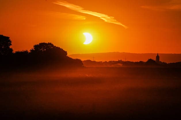 Die Sonnenfinsternis über Büttelborn in Südhessen - 12.08.2026 Büttelborn: Partielle Sonnenfinsternis in Südhessen *** The Solar Eclipse Over Büttelborn in Southern Hesse, August 12, 2026—Büttelborn: Partial Solar Eclipse in Southern Hesse
