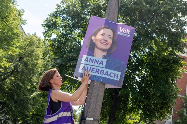 Kandidatin Anna Auerbach hängt im Berliner Stadtteil Prenzlauer Berg Wahlplakate der Partei VOLT anlässlich der bevorstehenden Abgeordnetenhauswahl auf. Seit heute 12 Uhr dürfen die Parteien Wahlplakate im Stadtgebiet aufhängen. Candidate Anna Auerbach is putting up VOLT party campaign posters in Berlin’s Prenzlauer Berg neighborhood ahead of the upcoming House of Representatives election. As of noon today, political parties are allowed to put up campaign posters within the city limits. Start der heißen Wahlkampfphase in Berlin *** Candidate Anna Auerbach is putting up VOLT party campaign posters in Berlin’s Prenzlauer Berg neighborhood ahead of the upcoming House of Representatives election. As of noon today, political parties are allowe sp2026080248690.jpg