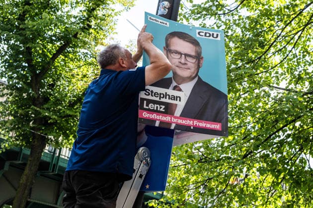 Unterstützer der CDU hängen im Berliner Stadtteil Prenzlauer Berg anlässlich der bevorstehenden Abgeordnetenhauswahl Wahlplakate auf. Seit heute 12 Uhr dürfen die Parteien Wahlplakate im Stadtgebiet aufhängen. CDU supporters are putting up campaign posters in Berlin s Prenzlauer Berg neighborhood ahead of the upcoming House of Representatives election. As of noon today, political parties are allowed to put up campaign posters throughout the city. Start der heißen Wahlkampfphase in Berlin *** CDU supporters are putting up campaign posters in Berlin’s Prenzlauer Berg neighborhood ahead of the upcoming House of Representatives election. As of noon today, political parties are allowed to put up campaign posters throughout the city. noon today sp2026080248848.jpg