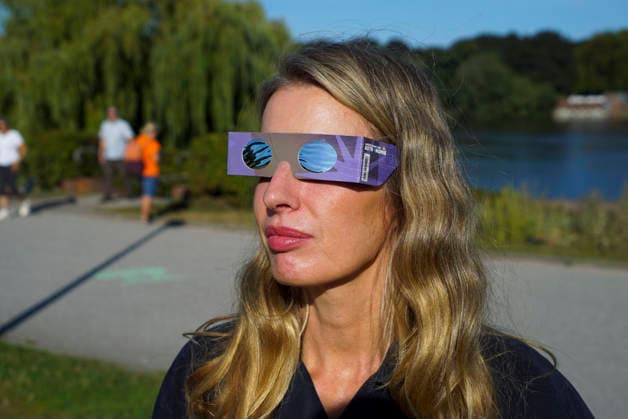 CNTV SONNENFINSTERNIS- Sonnenfinsternis Sofi die Sonne wird vom Mond bedeckt ueber Hamburg Tausende von Zuschauern im Stadtpark applaudieren beim Hoehepunkt der Verdunklung Hobbyastronomen stellten mehrere Teleskope zur Beobachtung auf Zuschauer nutzen Creative Brillen und Schweissermasken zur Betrachtung Hamburg 12.AUGUST 2026 Hamburg Deutschland *** CNTV SOLAR ECLIPSE Solar eclipse: The sun is covered by the moon over Hamburg. Thousands of spectators in Stadtpark applaud at the peak of the eclipse. Amateur astronomers set up several telescopes for observation. Spectators use special viewing glasses and welder s masks to watch the eclipse. Hamburg 12 AUGUST 2026 Hamburg, Germany