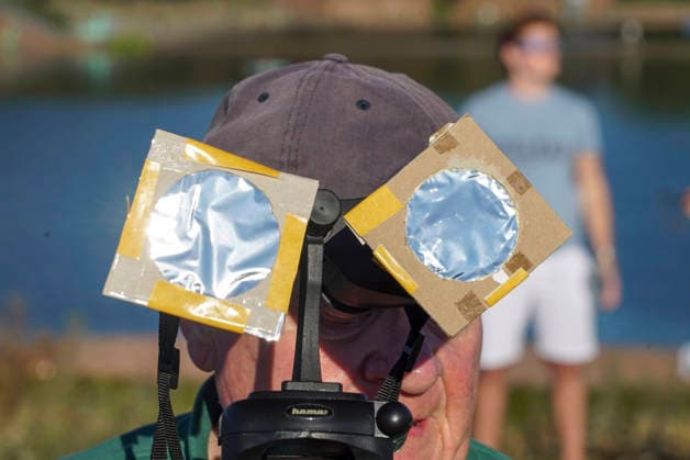 CNTV SONNENFINSTERNIS- Sonnenfinsternis Sofi die Sonne wird vom Mond bedeckt ueber Hamburg Tausende von Zuschauern im Stadtpark applaudieren beim Hoehepunkt der Verdunklung Hobbyastronomen stellten mehrere Teleskope zur Beobachtung auf Zuschauer nutzen Creative Brillen und Schweissermasken zur Betrachtung Hamburg 12.AUGUST 2026 Hamburg Deutschland *** CNTV SOLAR ECLIPSE Solar eclipse: The sun is covered by the moon over Hamburg. Thousands of spectators in Stadtpark applaud at the peak of the eclipse. Amateur astronomers set up several telescopes for observation. Spectators use special viewing glasses and welder s masks to watch the eclipse. Hamburg 12 AUGUST 2026 Hamburg, Germany
