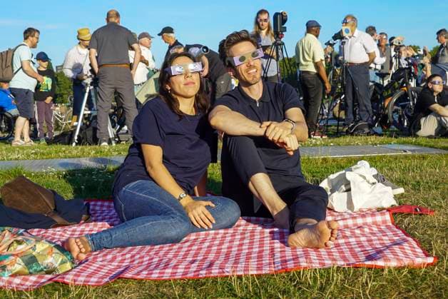 CNTV SONNENFINSTERNIS- Sonnenfinsternis Sofi die Sonne wird vom Mond bedeckt ueber Hamburg Tausende von Zuschauern im Stadtpark applaudieren beim Hoehepunkt der Verdunklung Hobbyastronomen stellten mehrere Teleskope zur Beobachtung auf Zuschauer nutzen Creative Brillen und Schweissermasken zur Betrachtung Hamburg 12.AUGUST 2026 Hamburg Deutschland *** CNTV SOLAR ECLIPSE Solar eclipse: The sun is covered by the moon over Hamburg. Thousands of spectators in Stadtpark applaud at the peak of the eclipse. Amateur astronomers set up several telescopes for observation. Spectators use special viewing glasses and welder s masks to watch the eclipse. Hamburg 12 AUGUST 2026 Hamburg, Germany