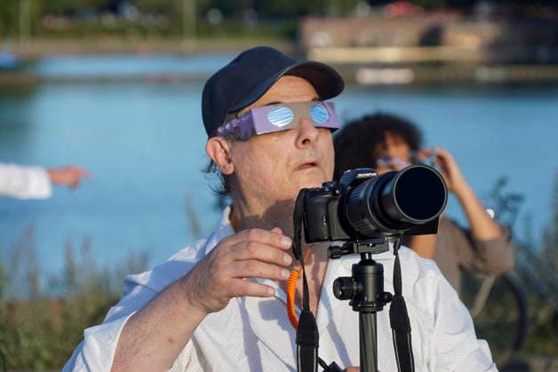 CNTV SONNENFINSTERNIS- Sonnenfinsternis Sofi die Sonne wird vom Mond bedeckt ueber Hamburg Tausende von Zuschauern im Stadtpark applaudieren beim Hoehepunkt der Verdunklung Hobbyastronomen stellten mehrere Teleskope zur Beobachtung auf Zuschauer nutzen Creative Brillen und Schweissermasken zur Betrachtung Hamburg 12.AUGUST 2026 Hamburg Deutschland *** CNTV SOLAR ECLIPSE Solar eclipse: The sun is covered by the moon over Hamburg. Thousands of spectators in Stadtpark applaud at the peak of the eclipse. Amateur astronomers set up several telescopes for observation. Spectators use special viewing glasses and welder s masks to watch the eclipse. Hamburg 12 AUGUST 2026 Hamburg, Germany