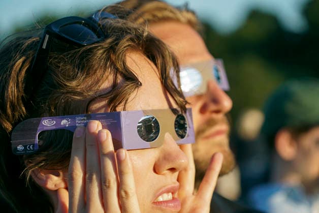 CNTV SONNENFINSTERNIS- Sonnenfinsternis Sofi die Sonne wird vom Mond bedeckt ueber Hamburg Tausende von Zuschauern im Stadtpark applaudieren beim Hoehepunkt der Verdunklung Hobbyastronomen stellten mehrere Teleskope zur Beobachtung auf Zuschauer nutzen Creative Brillen und Schweissermasken zur Betrachtung Hamburg 12.AUGUST 2026 Hamburg Deutschland *** CNTV SOLAR ECLIPSE Solar eclipse: The sun is covered by the moon over Hamburg. Thousands of spectators in Stadtpark applaud at the peak of the eclipse. Amateur astronomers set up several telescopes for observation. Spectators use special viewing glasses and welder s masks to watch the eclipse. Hamburg 12 AUGUST 2026 Hamburg, Germany