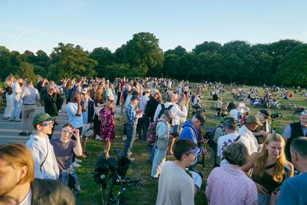 CNTV SONNENFINSTERNIS- Sonnenfinsternis Sofi die Sonne wird vom Mond bedeckt ueber Hamburg Tausende von Zuschauern im Stadtpark applaudieren beim Hoehepunkt der Verdunklung Hobbyastronomen stellten mehrere Teleskope zur Beobachtung auf Zuschauer nutzen Creative Brillen und Schweissermasken zur Betrachtung Hamburg 12.AUGUST 2026 Hamburg Deutschland *** CNTV SOLAR ECLIPSE Solar eclipse: The sun is covered by the moon over Hamburg. Thousands of spectators in Stadtpark applaud at the peak of the eclipse. Amateur astronomers set up several telescopes for observation. Spectators use special viewing glasses and welder s masks to watch the eclipse. Hamburg 12 AUGUST 2026 Hamburg, Germany