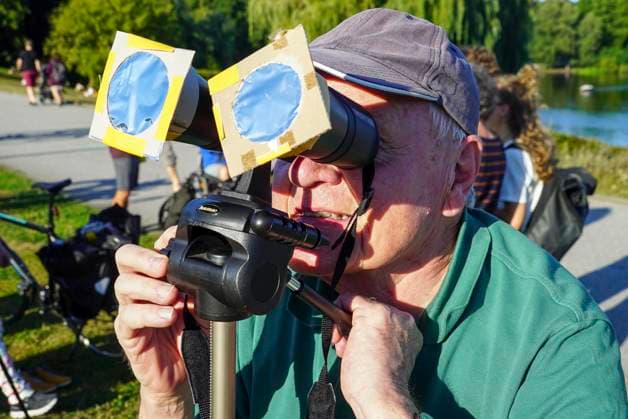 CNTV SONNENFINSTERNIS- Sonnenfinsternis Sofi die Sonne wird vom Mond bedeckt ueber Hamburg Tausende von Zuschauern im Stadtpark applaudieren beim Hoehepunkt der Verdunklung Hobbyastronomen stellten mehrere Teleskope zur Beobachtung auf Zuschauer nutzen Creative Brillen und Schweissermasken zur Betrachtung Hamburg 12.AUGUST 2026 Hamburg Deutschland *** CNTV SOLAR ECLIPSE Solar Eclipse: The sun is covered by the moon over Hamburg. Thousands of spectators in Stadtpark applaud at the peak of the eclipse. Amateur astronomers set up several telescopes for observation. Spectators use special viewing glasses and welder s masks to watch the eclipse. Hamburg 12 AUGUST 2026 Hamburg, Germany