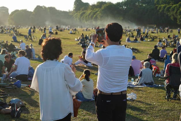 CNTV SONNENFINSTERNIS- Sonnenfinsternis Sofi die Sonne wird vom Mond bedeckt ueber Hamburg Tausende von Zuschauern im Stadtpark applaudieren beim Hoehepunkt der Verdunklung Hobbyastronomen stellten mehrere Teleskope zur Beobachtung auf Zuschauer nutzen Creative Brillen und Schweissermasken zur Betrachtung Hamburg 12.AUGUST 2026 Hamburg Deutschland *** CNTV SOLAR ECLIPSE Solar Eclipse: The sun is covered by the moon over Hamburg. Thousands of spectators in Stadtpark applaud at the peak of the eclipse. Amateur astronomers set up several telescopes for observation. Spectators use special viewing glasses and welder s masks to watch the eclipse. Hamburg 12 AUGUST 2026 Hamburg, Germany