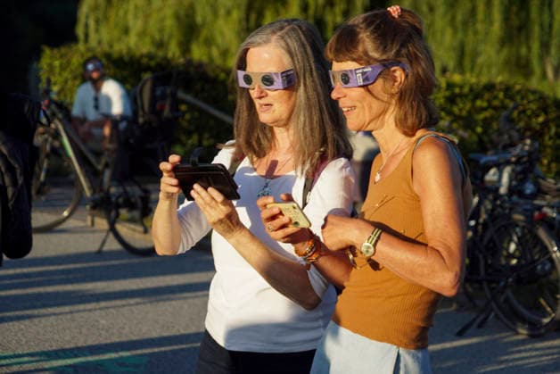 CNTV SONNENFINSTERNIS- Sonnenfinsternis Sofi die Sonne wird vom Mond bedeckt ueber Hamburg Tausende von Zuschauern im Stadtpark applaudieren beim Hoehepunkt der Verdunklung Hobbyastronomen stellten mehrere Teleskope zur Beobachtung auf Zuschauer nutzen Creative Brillen und Schweissermasken zur Betrachtung Hamburg 12.AUGUST 2026 Hamburg Deutschland *** CNTV SOLAR ECLIPSE Solar Eclipse: The sun is covered by the moon over Hamburg. Thousands of spectators in Stadtpark applaud at the peak of the eclipse. Amateur astronomers set up several telescopes for observation. Spectators use special viewing glasses and welder s masks to watch the eclipse. Hamburg 12 AUGUST 2026 Hamburg, Germany
