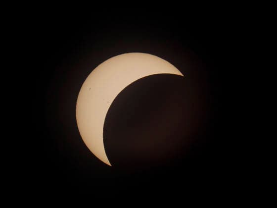 CNTV SONNENFINSTERNIS- Sonnenfinsternis Sofi die Sonne wird vom Mond bedeckt ueber Hamburg Tausende von Zuschauern im Stadtpark applaudieren beim Hoehepunkt der Verdunklung Hobbyastronomen stellten mehrere Teleskope zur Beobachtung auf Zuschauer nutzen Creative Brillen und Schweissermasken zur Betrachtung Hamburg 12.AUGUST 2026 Hamburg Deutschland *** CNTV SOLAR ECLIPSE Solar Eclipse: The sun is covered by the moon over Hamburg. Thousands of spectators in Stadtpark applaud at the peak of the eclipse. Amateur astronomers set up several telescopes for observation. Spectators use special viewing glasses and welder s masks to watch the eclipse. Hamburg 12 AUGUST 2026 Hamburg, Germany
