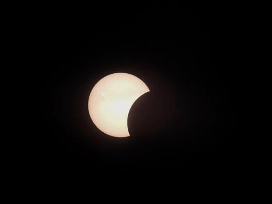 CNTV SONNENFINSTERNIS- Sonnenfinsternis Sofi die Sonne wird vom Mond bedeckt ueber Hamburg Tausende von Zuschauern im Stadtpark applaudieren beim Hoehepunkt der Verdunklung Hobbyastronomen stellten mehrere Teleskope zur Beobachtung auf Zuschauer nutzen Creative Brillen und Schweissermasken zur Betrachtung Hamburg 12.AUGUST 2026 Hamburg Deutschland *** CNTV SOLAR ECLIPSE Solar Eclipse: The sun is covered by the moon over Hamburg. Thousands of spectators in Stadtpark applaud at the peak of the eclipse. Amateur astronomers set up several telescopes for observation. Spectators use special viewing glasses and welder s masks to watch the eclipse. Hamburg 12 AUGUST 2026 Hamburg, Germany