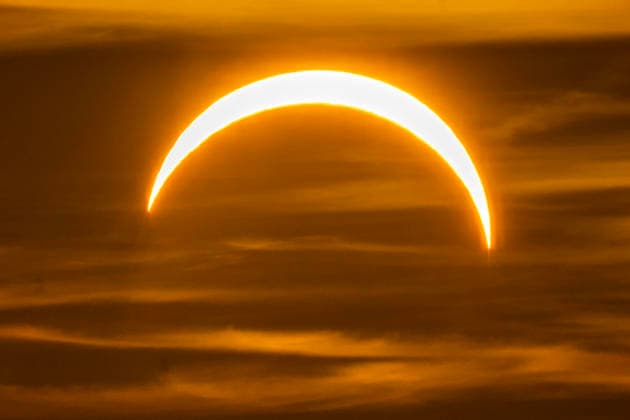 Partielle Sonnenfinsternis auf ihrem Höhepunkt um 20:15 Uhr, Sonnensichel am Münchner Abendhimmel, München, 12. August 2026 Deutschland, München, 12. August 2026, partielle Sonnenfinsternis auf ihrem Höhepunkt um 20:15 Uhr, Sonnensichel am Abendhimmel über München, der Mond schiebt sich vor die tiefstehende Sonne und deckt sie zu 89 Prozent ab, Sonnensichel kurz vor dem Sonnenuntergang um 20:32 Uhr, der Münchner Abendhimmel leuchtet in Orange, Astronomie, Sommer, Bayern, bayerisch, *** Partial solar eclipse at its peak at 8:15 p.m., crescent sun in the Munich evening sky, Munich, August 12, 2026, Germany, Munich, August 12, 2026, partial solar eclipse at its peak at 8:15 p.m., a crescent of the sun in the evening sky over Munich,