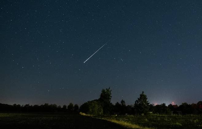 METEORSCHAUER PERSEIDEN ** NUR FÜR REDAKTIONELLE ZWECKE ** EDITORIAL USE ONLY **<p>13 08 2026 Waltershausen: Ein Meteor der Perseiden zieht am frühen Morgen des 13. August über den Nachthimmel bei Waltershausen. Innerhalb nur weniger Stunden bot der Himmel über Thüringen damit gleich zwei besondere astronomische Ereignisse. Am Abend zuvor war eine partielle Sonnenfinsternis zu beobachten, in der Nacht erreichte der Perseiden-Strom wieder seinen diesjährigen Höhepunkt. Für die Beobachtung der Sternschnuppen herrschten dabei nahezu perfekte Bedingungen. Durch den Neumond blieb der Nachthimmel weitgehend frei von störendem Mondlicht. Der Perseiden-Meteorschauer gehört zu den bekanntesten Sternschnuppenströmen und entsteht, wenn die Copyright: SaschaxFromm doc874ylo6uxzpwi81ebjf ,EDITORIAL USE ONLY