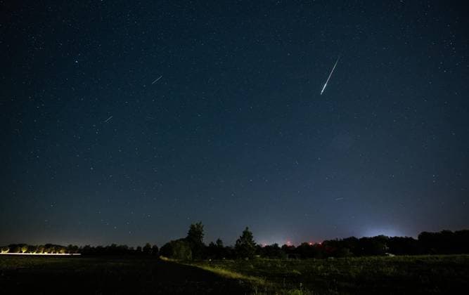 METEORSCHAUER PERSEIDEN ** NUR FÜR REDAKTIONELLE ZWECKE ** EDITORIAL USE ONLY **<p>13 08 2026 Waltershausen: Ein Meteor der Perseiden zieht am frühen Morgen des 13. August über den Nachthimmel bei Waltershausen. Innerhalb nur weniger Stunden bot der Himmel über Thüringen damit gleich zwei besondere astronomische Ereignisse. Am Abend zuvor war eine partielle Sonnenfinsternis zu beobachten, in der Nacht erreichte der Perseiden-Strom wieder seinen diesjährigen Höhepunkt. Für die Beobachtung der Sternschnuppen herrschten dabei nahezu perfekte Bedingungen. Durch den Neumond blieb der Nachthimmel weitgehend frei von störendem Mondlicht. Der Perseiden-Meteorschauer gehört zu den bekanntesten Sternschnuppenströmen und entsteht, wenn die Copyright: SaschaxFromm doc874ylonj6w5fxux4h2i ,EDITORIAL USE ONLY