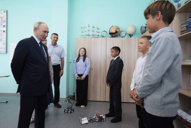 Russia Putin Far Eastern Federal District 9221358 13.08.2026 Russian President Vladimir Putin, accompanied by school principal Andrei Gorbachev, visits the secondary school named after Hero of Russia Eduard Norpolov in Kurilsk, Sakhalin region, Russia. Gavriil Grigorov Sputnik Kurilsk Sakhalin Region Russia  Copyright: xGavriilxGrigorovx