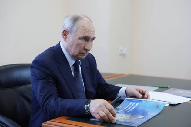 Russia Putin Far Eastern Federal District 9221361 13.08.2026 Russian President Vladimir Putin meets with Sakhalin Region Governor Valery Limarenko in Kurilsk, Sakhalin region, Russia. Gavriil Grigorov Sputnik Kurilsk Sakhalin Region Russia  Copyright: xGavriilxGrigorovx