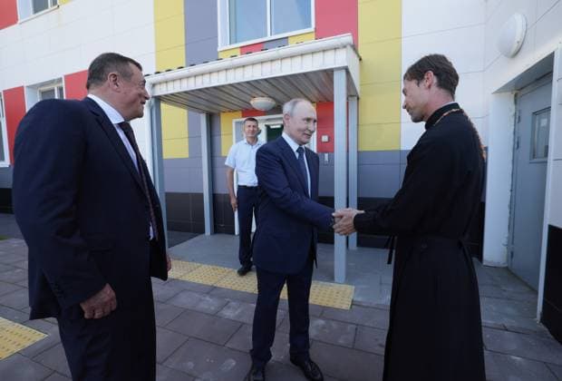 Russia Putin Far Eastern Federal District 9221364 13.08.2026 Russian President Vladimir Putin, accompanied by Sakhalin Region Governor Valery Limarenko, visits the secondary school named after Hero of Russia Eduard Norpolov in Kurilsk, Sakhalin region, Russia. Gavriil Grigorov Sputnik Kurilsk Sakhalin Region Russia  Copyright: xGavriilxGrigorovx
