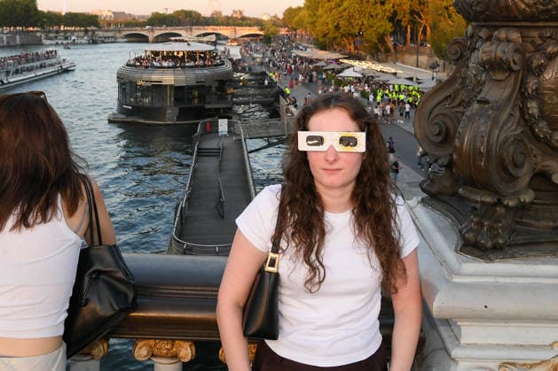 People on the Pont Alexandre III watch the partial solar eclipse through solar eclipse viewing glasses as the moon completely passes over the sun s horizon in Paris on August 12, 2026. Lionel Urman, Bestimage, Paris, France  Copyright: xLIONELxURMANxx xBESTIMAGExLIONELxURMANxx xBESTIMAGEx