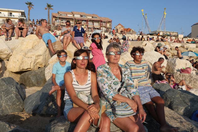 Vacationers watch the solar eclipse in Lacanau Océan in Gironde on August 12, 2026. Jean Marc Lhomer, Bestimage. Gathering in Lacanau to watch the solar eclipse of August 12, 2026. Lacanau, France  Copyright: xJean-MarcxLhomerx xBestimagexJean-MarcxLhomerx xBestimagex