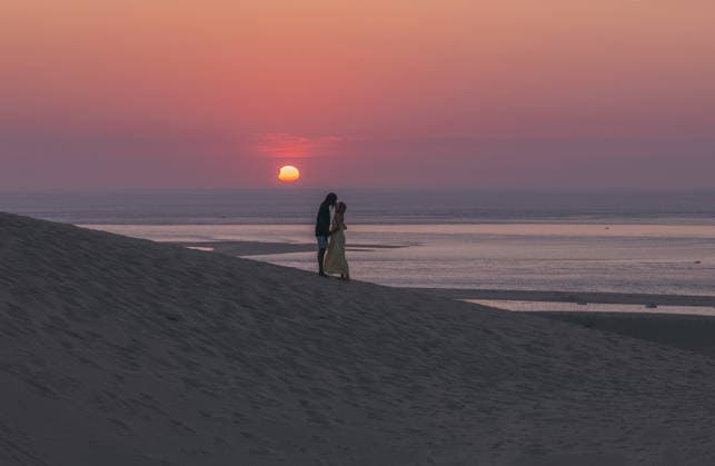 People Watch Solar Eclipse At Dune Du Pilat - France People observe the solar eclipse on the Dune du Pilat. Pilat, Gironde, France on August 12, 2026. Photo by Clement Viala ABACAPRESS.COM Le Pilat Gironde France  Copyright: xClementxViala infobassin.com ABACAx