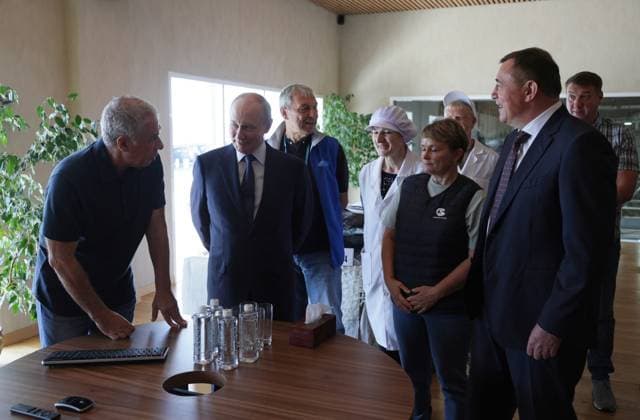 Russia Putin Far Eastern Federal District 9221325 13.08.2026 Russian President Vladimir Putin, accompanied by founder of the Gidrostroy group of companies Alexander Verkhovsky and Sakhalin Region Governor Valery Limarenko, visits the Yasny fish processing complex on Iturup Island, Sakhalin region, Russia. Gavriil Grigorov Sputnik Sakhalin Region Russia  Copyright: xGavriilxGrigorovx