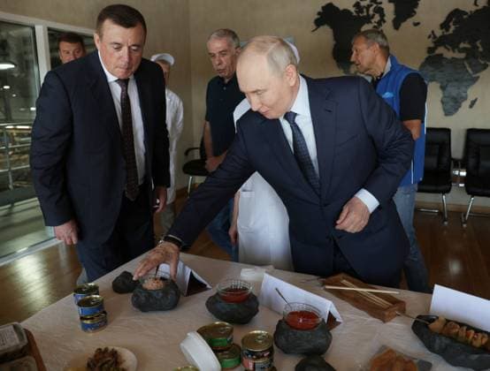 Russia Putin Far Eastern Federal District 9221327 13.08.2026 Russian President Vladimir Putin, accompanied by Sakhalin Region Governor Valery Limarenko, visits the Yasny fish processing complex on Iturup Island, Sakhalin region, Russia. Gavriil Grigorov Sputnik Sakhalin Region Russia  Copyright: xGavriilxGrigorovx