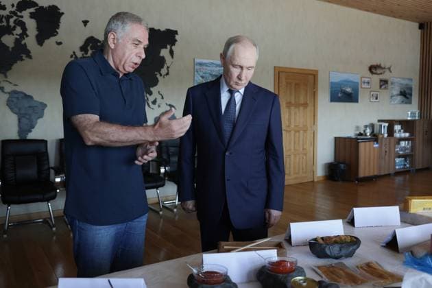 Russia Putin Far Eastern Federal District 9221320 13.08.2026 Russian President Vladimir Putin, accompanied by founder of the Gidrostroy group of companies Alexander Verkhovsky, visits the Yasny fish processing complex on Iturup Island, Sakhalin region, Russia. Gavriil Grigorov Sputnik Sakhalin Region Russia  Copyright: xGavriilxGrigorovx