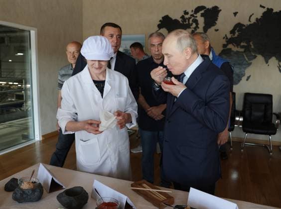 Russia Putin Far Eastern Federal District 9221321 13.08.2026 Russian President Vladimir Putin, accompanied by founder of the Gidrostroy group of companies Alexander Verkhovsky and Sakhalin Region Governor Valery Limarenko, visits the Yasny fish processing complex on Iturup Island, Sakhalin region, Russia. Gavriil Grigorov Sputnik Sakhalin Region Russia  Copyright: xGavriilxGrigorovx