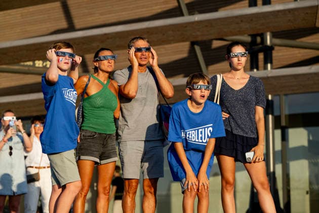 PARIS, FRANKRIKE 20260812 Människor kollar pa solförmörkelsen utanför Olympic Aquatic Centre under sim-EM i Paris. PARIS FRANKRIKE x10430x *** PARIS, FRANCE 20260812 People watch the solar eclipse outside the Olympic Aquatic Center during the European Swimming Championships in Paris PARIS FRANCE x10430x  Copyright: xChristinexOlsson TTx SOLFÖRMÖRKELSE PARIS jAzpPGl7vKQ