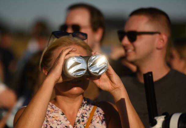 Vielen Menschen schauen sich die Sonnenfinsternis an. Organisiert von der Volksternwarte Kessel Goch. Goch Kessel - Gemeinsames betrachten der partiellen Sonnenfinsternis an der niederländischen Grenze ., Goch Nordrhein-Westfalen Deutschland *** Many people are watching the solar eclipse. Organized by the Kessel Goch Public Observatory, Goch and Kessel are hosting a joint viewing of the partial solar eclipse near the Dutch border, Goch, North Rhine-Westphalia, Germany