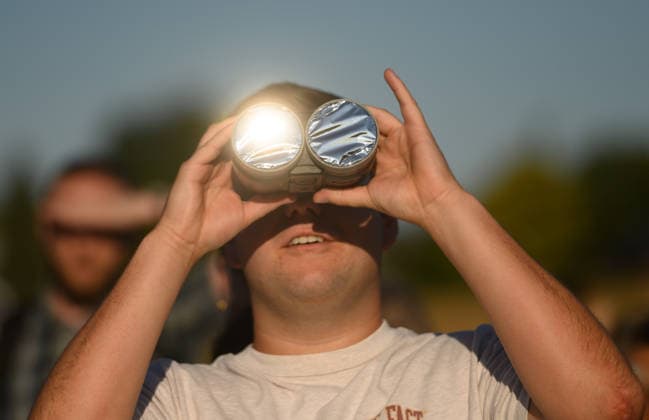 Vielen Menschen schauen sich die Sonnenfinsternis an. Organisiert von der Volksternwarte Kessel Goch. Goch Kessel - Gemeinsames betrachten der partiellen Sonnenfinsternis an der niederländischen Grenze ., Goch Nordrhein-Westfalen Deutschland *** Many people are watching the solar eclipse. Organized by the Kessel Goch Public Observatory. Goch and Kessel: Joint viewing of the partial solar eclipse at the Dutch border, Goch, North Rhine-Westphalia, Germany
