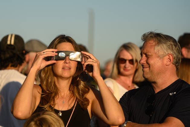Vielen Menschen schauen sich die Sonnenfinsternis an. Organisiert von der Volksternwarte Kessel Goch. Goch Kessel - Gemeinsames betrachten der partiellen Sonnenfinsternis an der niederländischen Grenze ., Goch Nordrhein-Westfalen Deutschland *** Many people are watching the solar eclipse. Organized by the Kessel Goch Public Observatory. Goch and Kessel: Joint viewing of the partial solar eclipse at the Dutch border, Goch, North Rhine-Westphalia, Germany