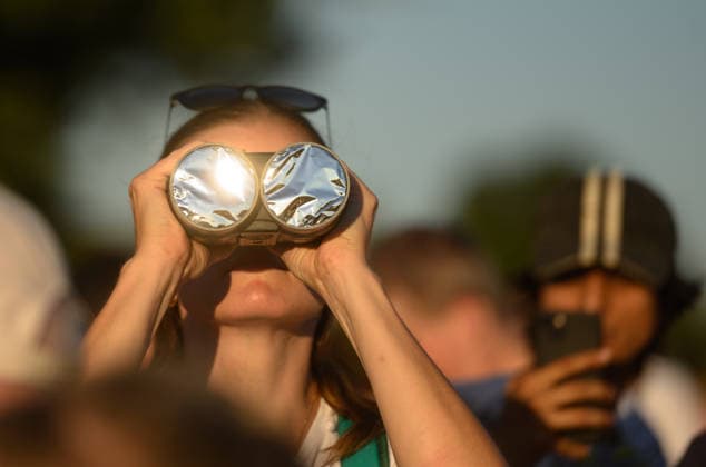 Vielen Menschen schauen sich die Sonnenfinsternis an. Organisiert von der Volksternwarte Kessel Goch. Goch Kessel - Gemeinsames betrachten der partiellen Sonnenfinsternis an der niederländischen Grenze ., Goch Nordrhein-Westfalen Deutschland *** Many people are watching the solar eclipse. Organized by the Kessel Goch Public Observatory. Goch and Kessel: Joint viewing of the partial solar eclipse at the Dutch border, Goch, North Rhine-Westphalia, Germany