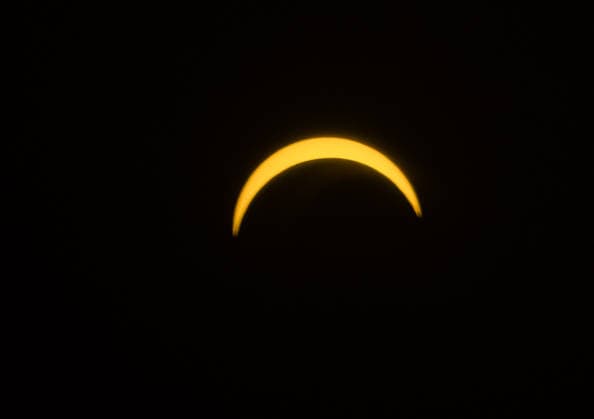 Vielen Menschen schauen sich die Sonnenfinsternis an. Organisiert von der Volksternwarte Kessel Goch. Goch Kessel - Gemeinsames betrachten der partiellen Sonnenfinsternis an der niederländischen Grenze ., Goch Nordrhein-Westfalen Deutschland *** Many people are watching the solar eclipse. Organized by the Kessel Goch Public Observatory, Goch and Kessel are hosting a joint viewing of the partial solar eclipse near the Dutch border, Goch, North Rhine-Westphalia, Germany