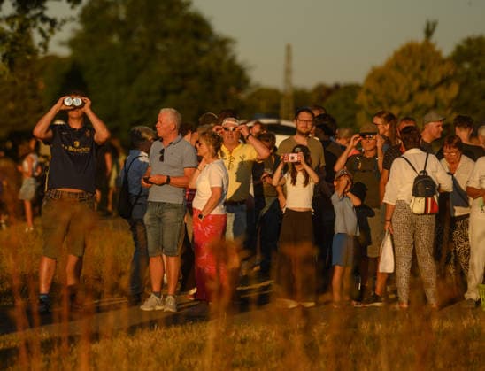Vielen Menschen schauen sich die Sonnenfinsternis an. Organisiert von der Volksternwarte Kessel Goch. Goch Kessel - Gemeinsames betrachten der partiellen Sonnenfinsternis an der niederländischen Grenze ., Goch Nordrhein-Westfalen Deutschland *** Many people are watching the solar eclipse. Organized by the Kessel Goch Public Observatory, Goch and Kessel are hosting a joint viewing of the partial solar eclipse near the Dutch border, Goch, North Rhine-Westphalia, Germany