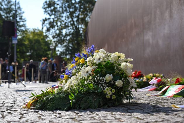 Zum 65. Jahrestag des Mauerbaus wird heute in Berlin an die Opfer der deutschen Teilung erinnert (Foto vom 13.08.2026, im Bild: Kraenze an der Bernauer Strasse). Bei einer Gedenkveranstaltung in der Bernauer Strasse werden unter anderem Berlins Regierender Buergermeister Kai Wegner (CDU), Kulturstaatsminister Wolfram Weimer (parteilos) sowie Bundestagspraesidentin Julia Kloeckner (CDU) erwartet. (Siehe epd-Meldung vom 13.08.2026) EDITORIAL USE ONLY *** On the 65th anniversary of the construction of the Berlin Wall, the victims of Germany’s division are being commemorated today in Berlin. Photo from August 13, 2026, Pictured: Wreaths on Bernauer Strasse. Among those expected to attend a memorial event on Bernauer Strasse are Berlin’s Governi Copyright: epd-bild ChristianxDitsch epd-Gedenken_Mauerbau1