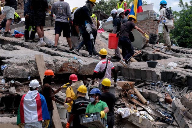 Coiombia Earthquake Aftermath People gather outside collapsed buildings in Cali, Colombia on August 12, 2026 to aid in several rescue labors after a 7,4 magnitude earthquake that struck the cities of Quibdo, Cali, Pereira and Manizales leaving more than 200 casualties past august 10. Cali Valle del Cauca Colombia Copyright: xMartinxStevenxAngelx