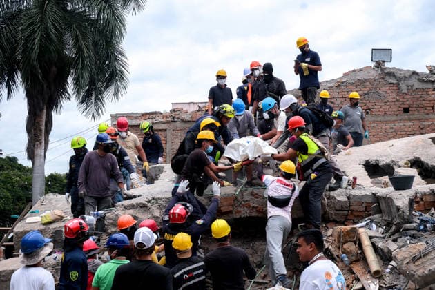 Coiombia Earthquake Aftermath People gather outside collapsed buildings in Cali, Colombia on August 12, 2026 to aid in several rescue labors after a 7,4 magnitude earthquake that struck the cities of Quibdo, Cali, Pereira and Manizales leaving more than 200 casualties past august 10. Cali Valle del Cauca Colombia Copyright: xMartinxStevenxAngelx