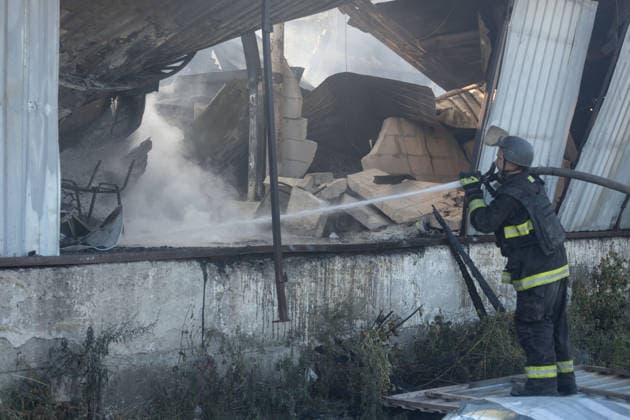 Warehouse fire after Russian airstrike in Kramatorsk KRAMATORSK, UKRAINE - AUGUST 13: A firefighter works to extinguish a warehouse fire following a Russian airstrike in Kramatorsk, Ukraine, on August 13, 2026. Francisco Richart Anadolu Kramatorsk Ukraine. Editorial use only. Please get in touch for any other usage.  Copyright: x2026xAnadoluxFranciscoxRichartx
