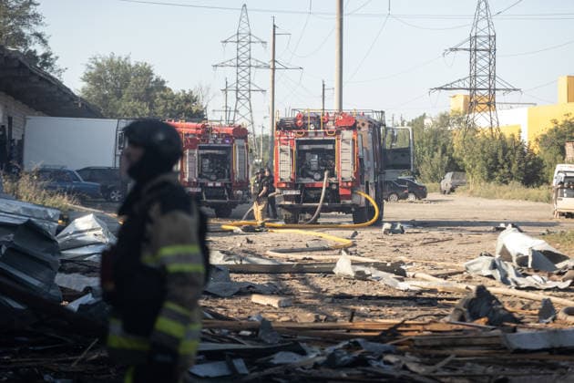 Warehouse fire after Russian airstrike in Kramatorsk KRAMATORSK, UKRAINE - AUGUST 13: Firefighters work to extinguish a warehouse fire following a Russian airstrike in Kramatorsk, Ukraine, on August 13, 2026. Francisco Richart Anadolu Kramatorsk Ukraine. Editorial use only. Please get in touch for any other usage.  Copyright: x2026xAnadoluxFranciscoxRichartx