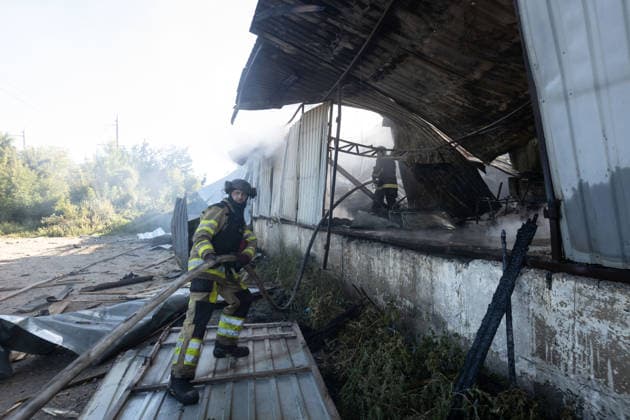 Warehouse fire after Russian airstrike in Kramatorsk KRAMATORSK, UKRAINE - AUGUST 13: Firefighters work to extinguish a warehouse fire following a Russian airstrike in Kramatorsk, Ukraine, on August 13, 2026. Francisco Richart Anadolu Kramatorsk Ukraine. Editorial use only. Please get in touch for any other usage.  Copyright: x2026xAnadoluxFranciscoxRichartx