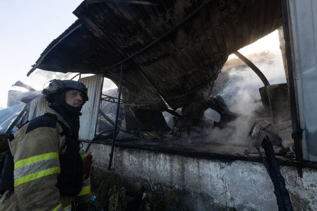 Warehouse fire after Russian airstrike in Kramatorsk KRAMATORSK, UKRAINE - AUGUST 13: A firefighter works to extinguish a warehouse fire following a Russian airstrike in Kramatorsk, Ukraine, on August 13, 2026. Francisco Richart Anadolu Kramatorsk Ukraine. Editorial use only. Please get in touch for any other usage.  Copyright: x2026xAnadoluxFranciscoxRichartx