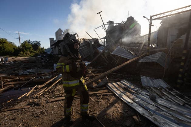 Warehouse fire after Russian airstrike in Kramatorsk KRAMATORSK, UKRAINE - AUGUST 13: Firefighters work to extinguish a fire at a destroyed warehouse following a Russian airstrike in Kramatorsk, Ukraine, on August 13, 2026. Francisco Richart Anadolu Kramatorsk Ukraine. Editorial use only. Please get in touch for any other usage.  Copyright: x2026xAnadoluxFranciscoxRichartx