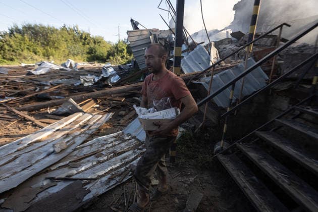 Warehouse fire after Russian airstrike in Kramatorsk KRAMATORSK, UKRAINE - AUGUST 13: A worker salvages belongings from a destroyed warehouse as a fire burns at the facility following a Russian airstrike in Kramatorsk, Ukraine, on August 13, 2026. Francisco Richart Anadolu Kramatorsk Ukraine. Editorial use only. Please get in touch for any other usage.  Copyright: x2026xAnadoluxFranciscoxRichartx