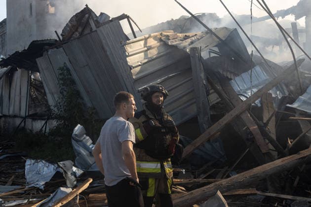 Warehouse fire after Russian airstrike in Kramatorsk KRAMATORSK, UKRAINE - AUGUST 13: A firefighter and a resident stand among destroyed, burning warehouses following a Russian airstrike in Kramatorsk, Ukraine, on August 13, 2026. Francisco Richart Anadolu Kramatorsk Ukraine. Editorial use only. Please get in touch for any other usage.  Copyright: x2026xAnadoluxFranciscoxRichartx