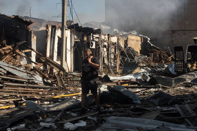 Warehouse fire after Russian airstrike in Kramatorsk KRAMATORSK, UKRAINE - AUGUST 13: A resident walks among the rubble of destroyed and charred warehouses as a fire still burns following a Russian airstrike in Kramatorsk, Ukraine, on August 13, 2026. Francisco Richart Anadolu Kramatorsk Ukraine. Editorial use only. Please get in touch for any other usage.  Copyright: x2026xAnadoluxFranciscoxRichartx