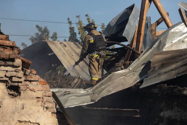Warehouse fire after Russian airstrike in Kramatorsk KRAMATORSK, UKRAINE - AUGUST 13: A firefighter works to extinguish a fire on the roof of a destroyed warehouse following a Russian airstrike in Kramatorsk, Ukraine, on August 13, 2026. Francisco Richart Anadolu Kramatorsk Ukraine. Editorial use only. Please get in touch for any other usage.  Copyright: x2026xAnadoluxFranciscoxRichartx