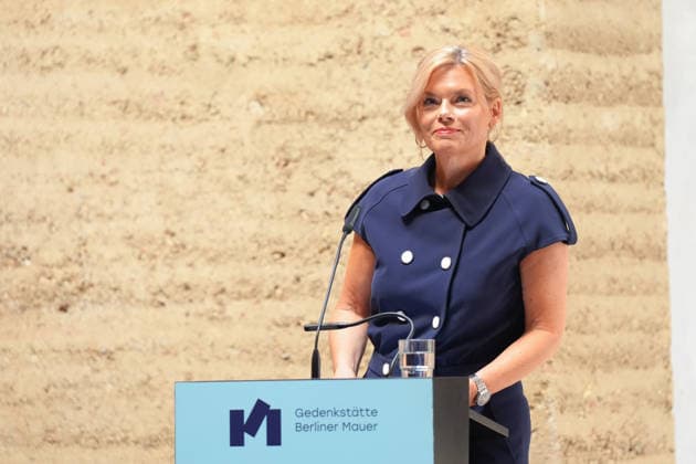 Gedenkveranstaltung 65. Jahrestag des Berliner Mauerbaus Bundestagspraesidentin Julia Kloeckner bei Ihrer Rede im Rahmen der Gedenkveranstaltung zum 65. Jahrestag des Berliner Mauerbaus, Berlin, 13.08.2026 Berlin Berlin Deutschland *** Commemoration of the 65th Anniversary of the Construction of the Berlin Wall: Bundestag President Julia Kloeckner delivering her speech at the commemoration of the 65th anniversary of the construction of the Berlin Wall, Berlin, August 13, 2026, Berlin, Germany