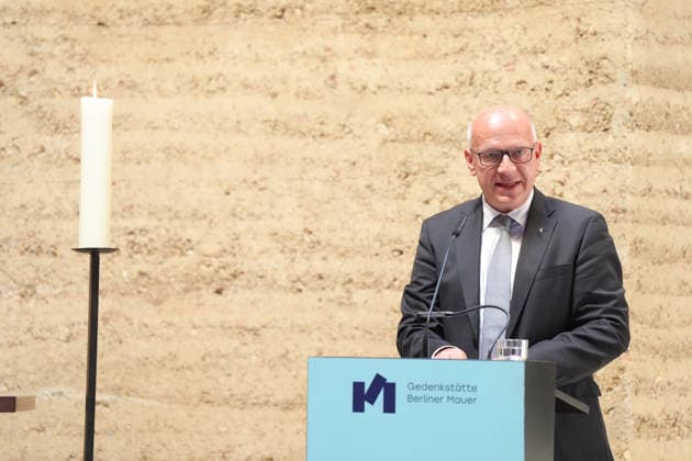 Gedenkveranstaltung 65. Jahrestag des Berliner Mauerbaus Kai Wegener (Regierender Buergermeister Berlin) im Portrait bei seiner Rede im Rahmen der Gedenkveranstaltung zum 65. Jahrestag des Berliner Mauerbaus, Berlin, 13.08.2026 Berlin Berlin Deutschland *** Commemoration Ceremony Marking the 65th Anniversary of the Construction of the Berlin Wall: A Portrait of Kai Wegener, Governing Mayor of Berlin, Delivering His Speech at the Commemoration Ceremony Marking the 65th Anniversary of the Construction of the Berlin Wall, Berlin, August 13, 2026, Berlin, Berlin, Germany